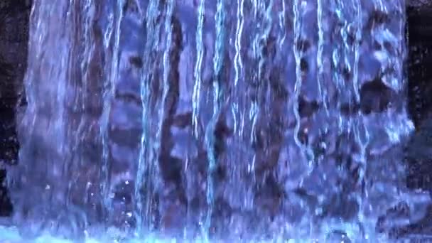 Крупним Планом Кадри Красивого Маленького Водоспаду Повільному Русі Фону — стокове відео