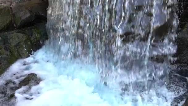 Nahaufnahme Eines Schönen Kleinen Wasserfalls Zeitlupe Als Hintergrund — Stockvideo