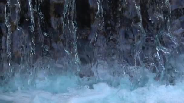 Close Imagens Bela Pequena Cachoeira Câmera Lenta Para Fundo — Vídeo de Stock