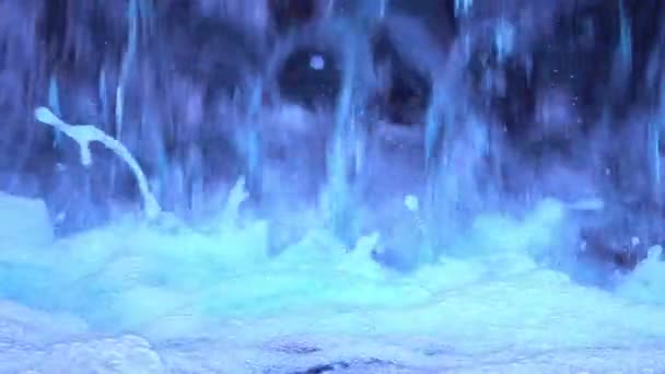 Nahaufnahme Eines Schönen Kleinen Wasserfalls Zeitlupe Als Hintergrund — Stockvideo