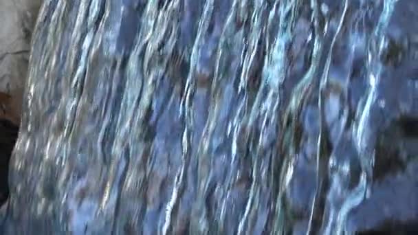 以慢镜头拍摄美丽的小瀑布的特写镜头 作为背景 — 图库视频影像