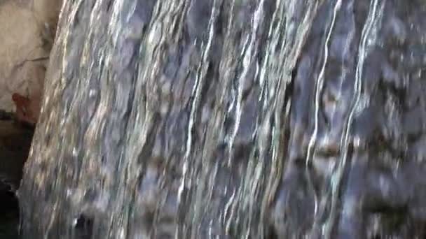 아름다운 폭포의 배경에 움직임 — 비디오
