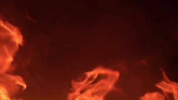 gros plan images au ralenti de feu brûlant sur fond noir 