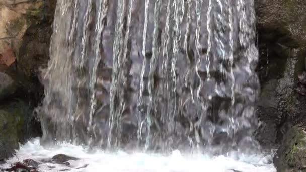 Крупним Планом Кадри Красивого Маленького Водоспаду Повільному Русі Фону — стокове відео