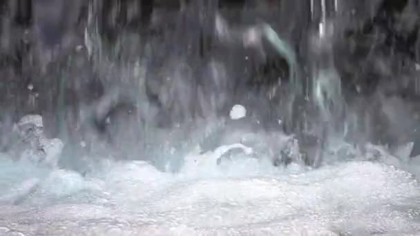 Close Beelden Van Prachtige Kleine Waterval Slow Motion Voor Achtergrond — Stockvideo