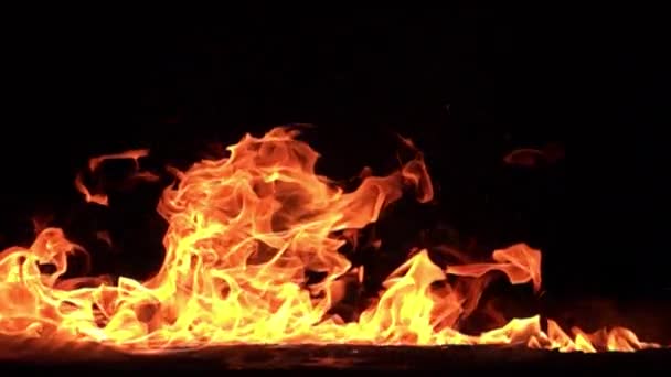 Close Slow Motion Beelden Van Brandend Vuur Zwarte Achtergrond — Stockvideo