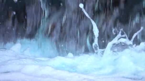 Close Beelden Van Prachtige Kleine Waterval Slow Motion Voor Achtergrond — Stockvideo