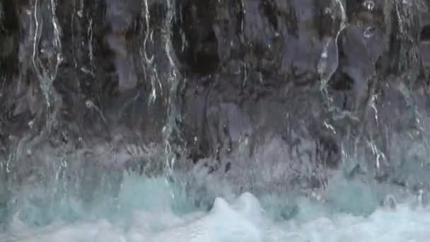 Nahaufnahme Eines Schönen Kleinen Wasserfalls Zeitlupe Als Hintergrund — Stockvideo