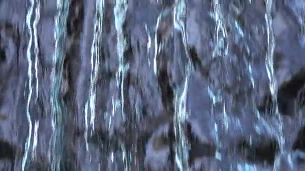 背景にスローモーションで美しい小さな滝のクローズアップ映像 — ストック動画