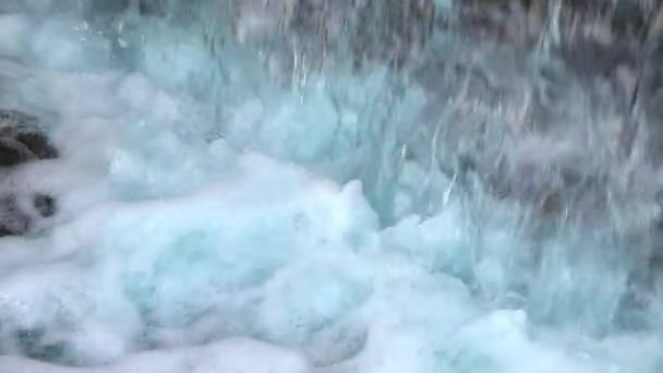 plan rapproché de belles petites cascades au ralenti pour le fond 