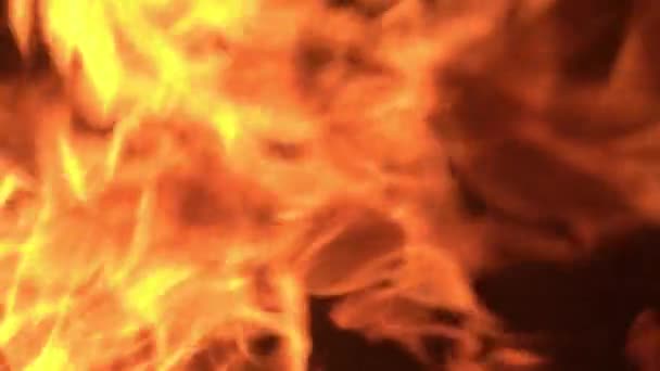 gros plan images au ralenti de feu brûlant sur fond noir 