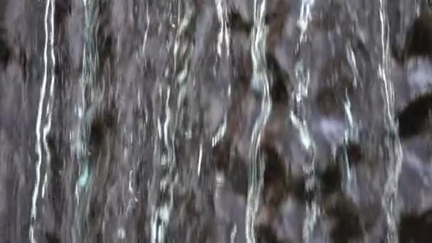 Close Beelden Van Prachtige Kleine Waterval Slow Motion Voor Achtergrond — Stockvideo