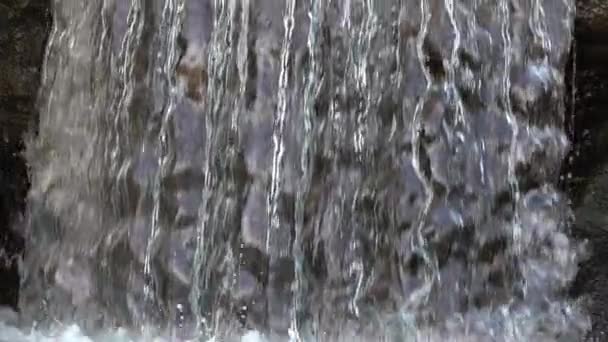 Close Beelden Van Prachtige Kleine Waterval Slow Motion Voor Achtergrond — Stockvideo