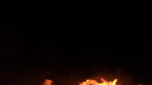 Nahaufnahme Zeitlupe Von Brennendem Feuer Auf Schwarzem Hintergrund — Stockvideo