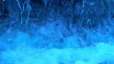 Arka plan için yavaş çekimde güzel küçük şelalenin yakın çekim görüntüleri