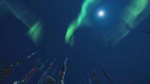 Aurora Borealis Повний Місяць Rises Antenna Towers Time Lapse Simulated — стокове відео