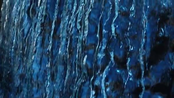 Close Beelden Van Prachtige Kleine Waterval Slow Motion Voor Achtergrond — Stockvideo