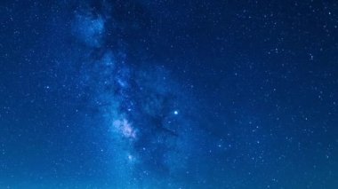 Güzel Samanyolu Galaksisi 'nin manzaralı gece görüntüleri, zaman aşımı