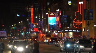 Hollywood ve Highland 'da gece vakti itfaiye ve ambulans