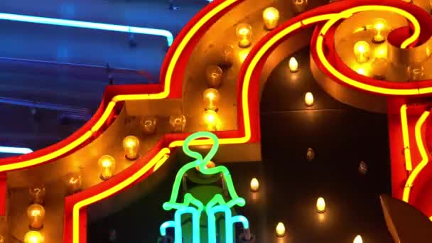 Nahaufnahmen Von Hollywood Capitan Theater Neon Lights Bei Nacht — Stockvideo