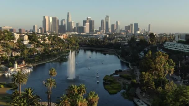 Echo Park Lake Los Angeles Downtown Sunset Skyline Luchtfoto Voorwaarts — Stockvideo