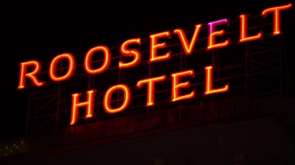 ハリウッド ルーズベルト ホテル サイン アット ナイト — ストック動画