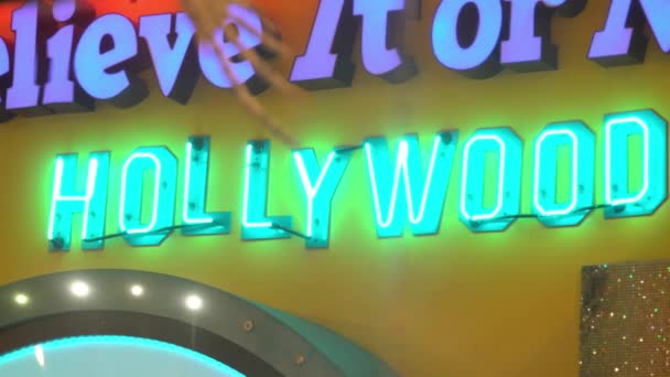 Hollywood Neon Sign Verde Hollywood Blvd — Vídeo de stock