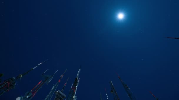Full Moon Stiger Över Wilson Antenna Towers California Time Lapse — Stockvideo
