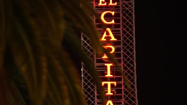 Close Beelden Van Hollywood Capitan Theater Neon Lights Nachts — Stockvideo