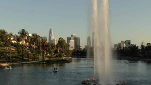 Echo Park Lake Fountain Los Angeles Sunset Aerial Shot Tracking — стокове відео