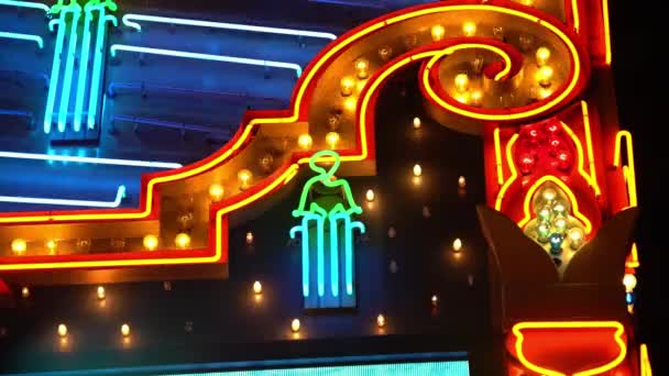 Nahaufnahmen Von Hollywood Capitan Theater Neon Lights Bei Nacht — Stockvideo