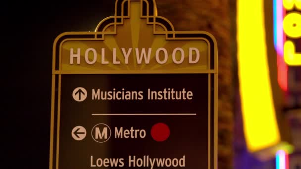 Hollywood Blvd Informatie Sign Nachts — Stockvideo