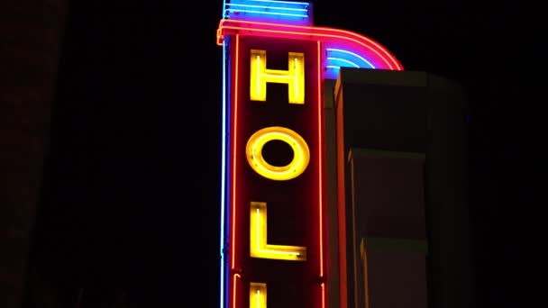 Hollywood Intermitente Neon Signos Vertical Primer Plano — Vídeo de stock
