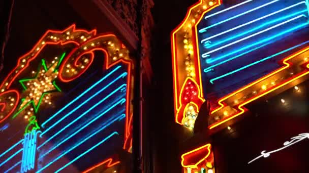 Close Záběry Hollywood Capitan Theater Neon Lights Noci — Stock video