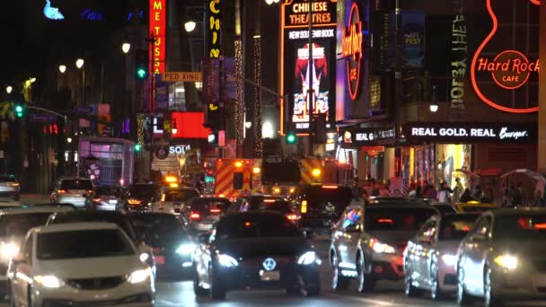 Hollywood Highland Gece Vakti Itfaiye Ambulans — Stok video