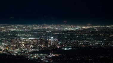 Los Angeles Şehir Merkezi ve LAX Havaalanı Hava Trafik Pan Gece Vakti Kalkışı Kaliforniya ABD