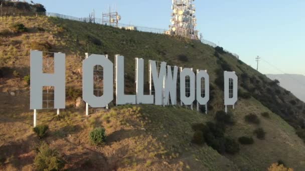 Hollywoodské Znamení Při Západu Slunce Letecké Záběry — Stock video