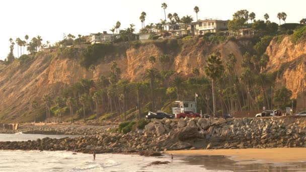 Palos Verdes Teki Cankurtaran Kulesi Beyaz Noktalı Kaliforniya Sunset Coastline — Stok video