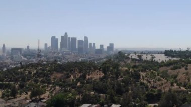 Los Angeles Şehir Merkezi Radyo Tepesi Bahçesine Yakınlaş Hava Çekimi Sağa İndi