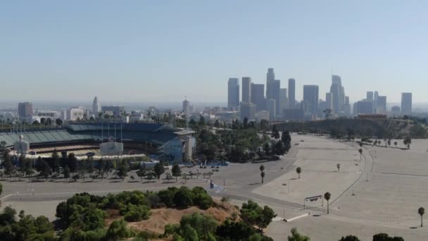 Los Angeles Downtown Dodger Stadium Luchtfoto Voorwaarts Tilt — Stockvideo