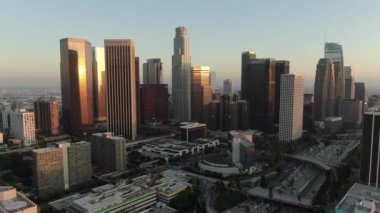 Los Angeles Şehir Merkezi Otoyol Kavşağı Gökdelenler Üzerine Günbatımı Yansımaları