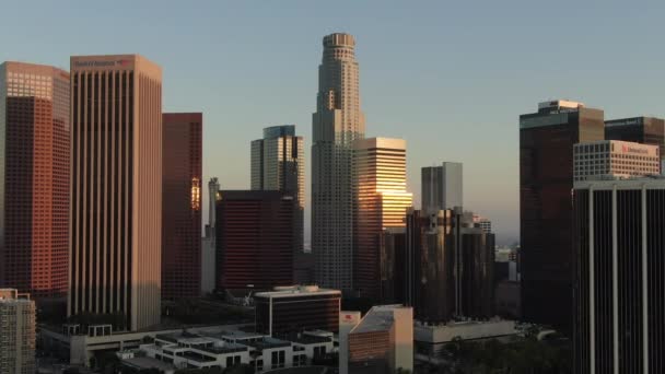 Los Angeles Sunset Reflections Downtown Buildings Aerial Shot Zoom Out — Stock video