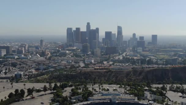 Los Angeles Downtown Skyline Van Dodger Stadium Hill Aerial Shot — Stockvideo