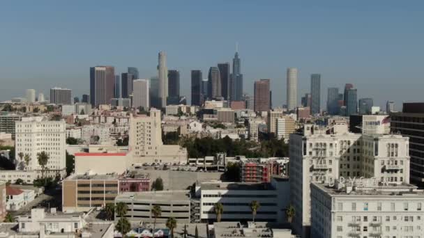 Los Angeles Skyline Felayette Park Aerial Shot Descend — стоковое видео