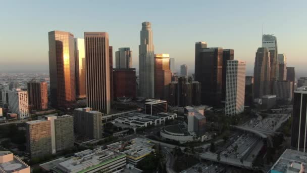 洛杉矶市区高速公路交汇处日落对摩天大楼的反思 — 图库视频影像