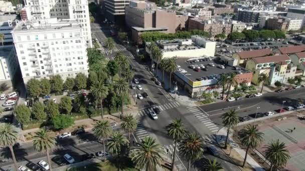 ロサンゼルススカイラインと交差点空中でのショットアップ傾斜 — ストック動画
