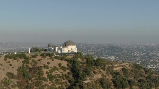 Los Angeles Griffith Observatory Aerial Establish Shot Dreh Left Elevate — Stockvideo