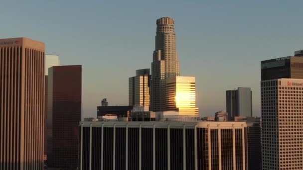 Los Angeles Günbatımı Şehir Merkezi Binalarına Yansımalar Hava Telefoto Soldan — Stok video