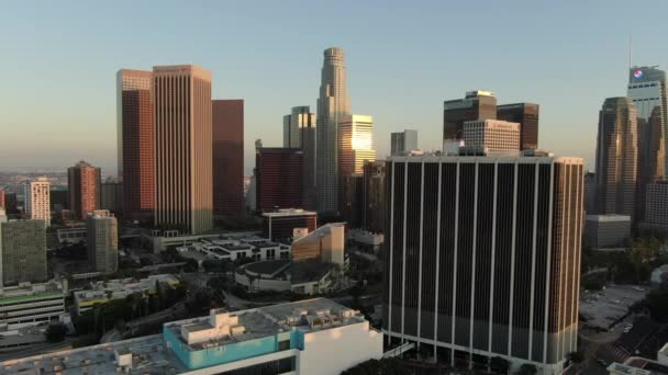 Los Angeles Sunset Reflexiones Sobre Centro Edificios Aerial Shot Right — Vídeos de Stock