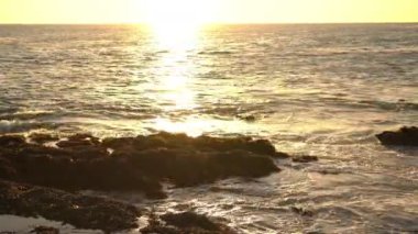 Palos Verdes White Point 'in üzerindeki güzel günbatımının manzaralı görüntüleri